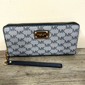 MICHAEL KORS women’s Continental wallet in gently used condition
